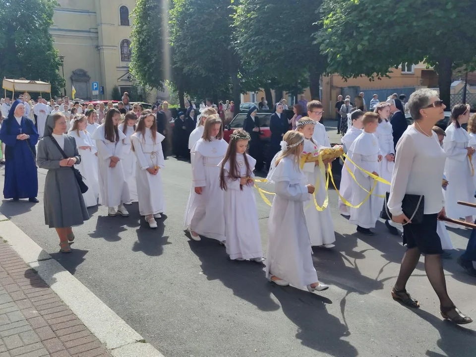 Procesja Bożego Ciała w parafii pw. Ścięcia Św. Jana Chrzciciela w Pleszewie [ZDJĘCIA] - Zdjęcie główne