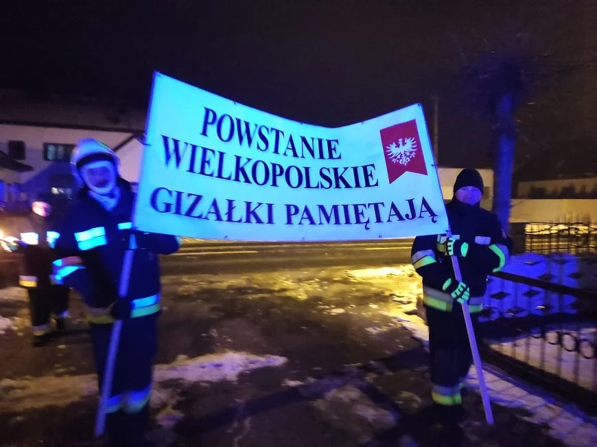 Mieszkańcy z flagami i pochodniami  przeszli ulicami Gizałek [ZDJĘCIA]  - Zdjęcie główne