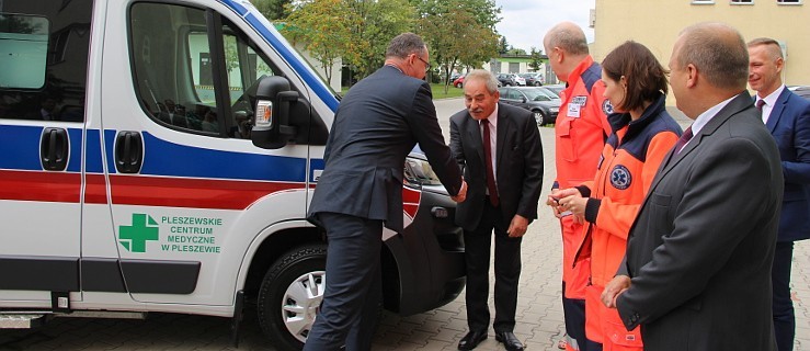 Przekazali ambulans. Składali się wszyscy, oprócz Pleszewa [ZDJĘCIA] - Zdjęcie główne