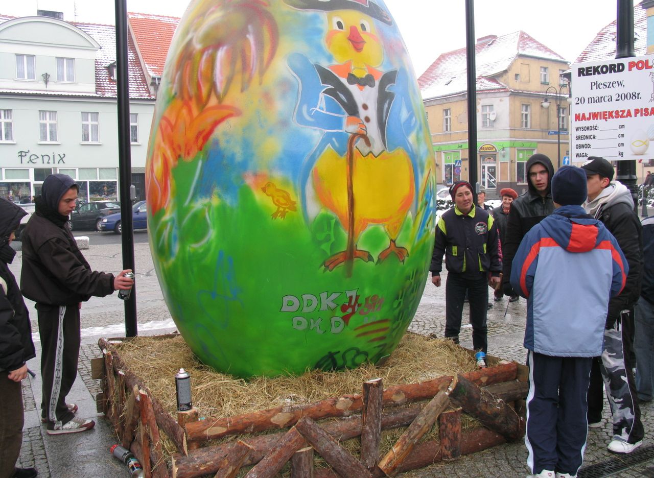 Pleszew. To była ogromna pisanka!  Ważyła 120 kg. Trafiła nawet do Księgi Rekordów - Zdjęcie główne