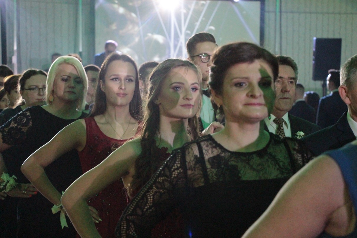 Studniówka szkoły w Marszewie - początek i polonez - Zdjęcie główne