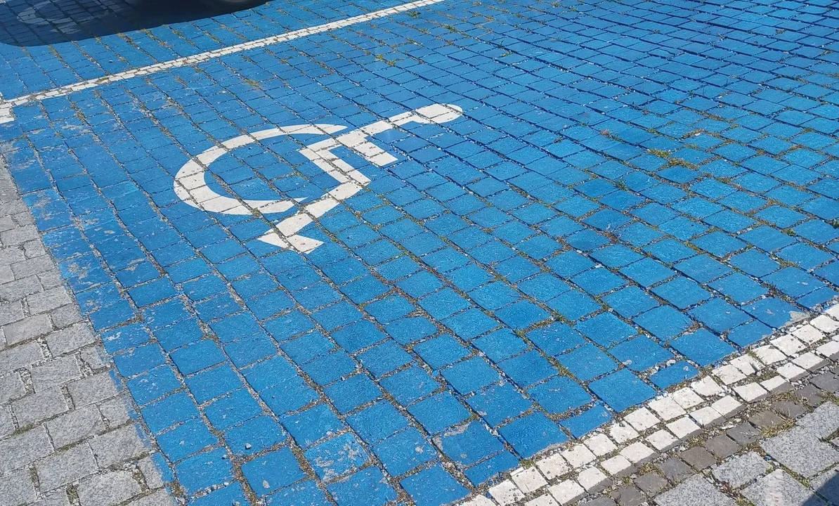 Osoba niepełnosprawna w ostrych słowach o parkowaniu w Pleszewie. „Chorzy ludzie muszą płacić myto?” - Zdjęcie główne