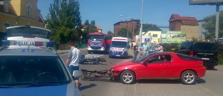 Zderzenie motocykla z samochodem na Sienkiewicza w Pleszewie - Zdjęcie główne