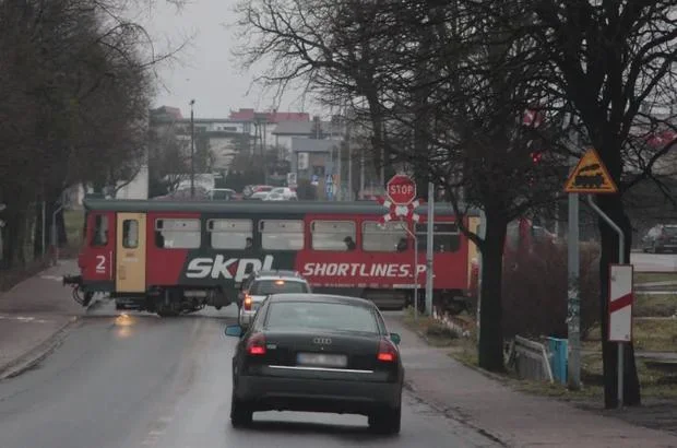 Duża akcja policji w Pleszewie. W rejonie przejazdu kolejowego funkcjonariusze użyli drona! - Zdjęcie główne