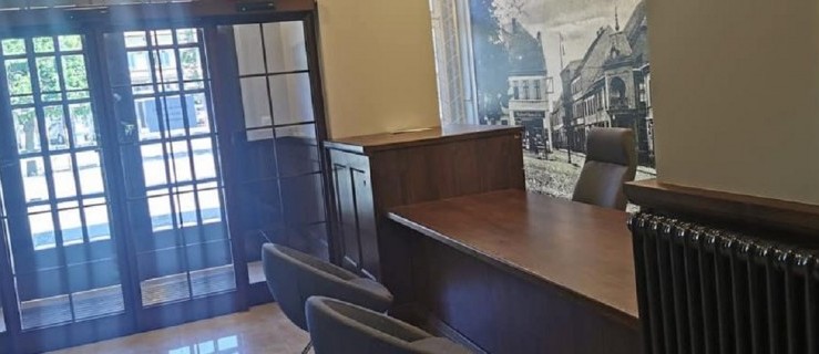 Pleszew. Wejście do urzędu zostało odnowione [ZDJĘCIA] - Zdjęcie główne