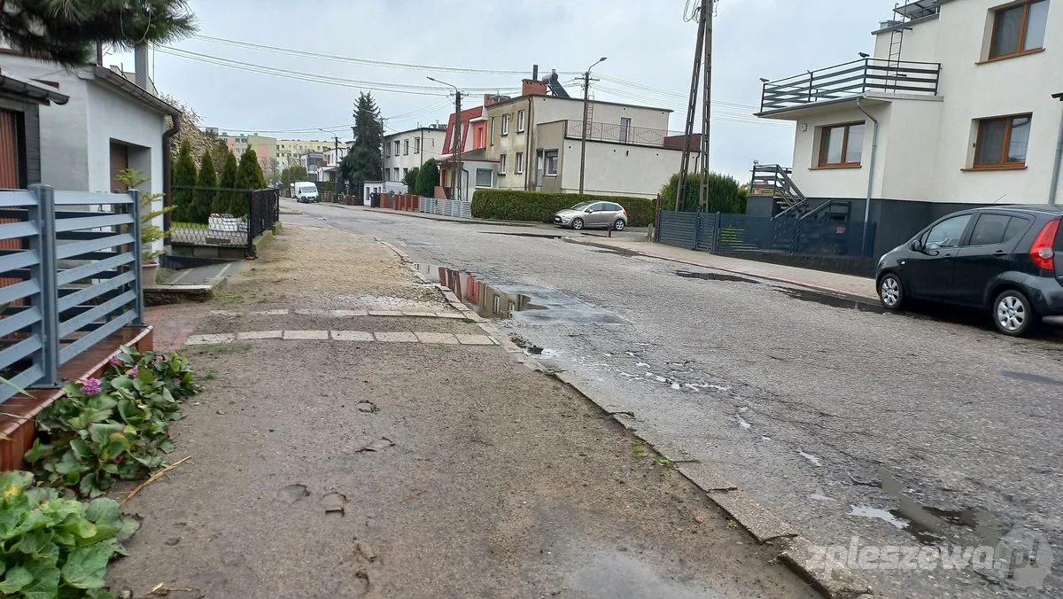 Mieszkańcy ulicy Zygmunta Starego w Pleszewie: - Jak długo jeszcze mamy chodzić po glinie? [ZDJĘCIA] - Zdjęcie główne