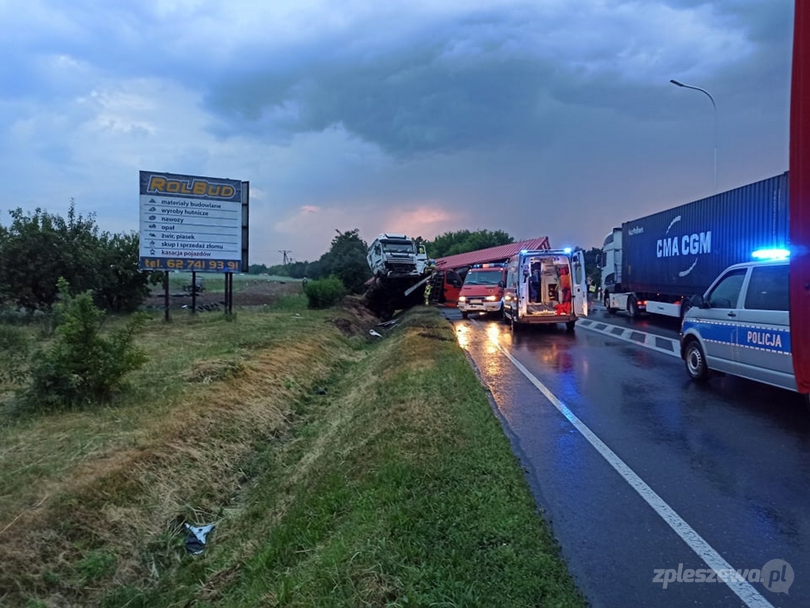 Pleszew. Tir wjechał do rowu. Wywrócił się - Zdjęcie główne