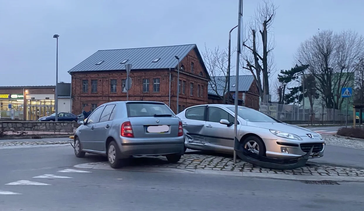 Kolizje w Pleszewie. Zderzenie na rondzie i zjazd na torowisko - Zdjęcie główne