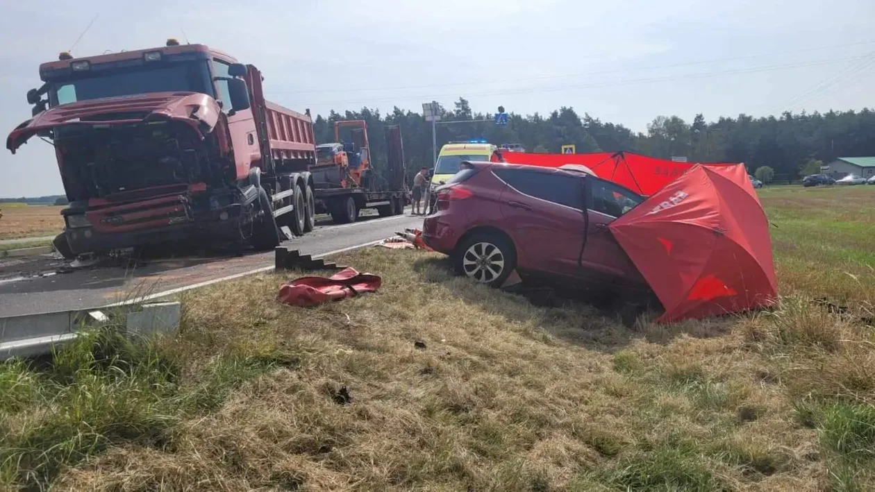 Śmiertelny wypadek przy granicy powiatu pleszewskiego. Samochód osobowy zderzył się z ciężarówką - Zdjęcie główne