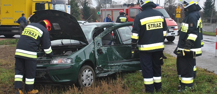 Wypadek na skrzyżowaniu. Kierowca w szpitalu [ZDJĘCIA] - Zdjęcie główne