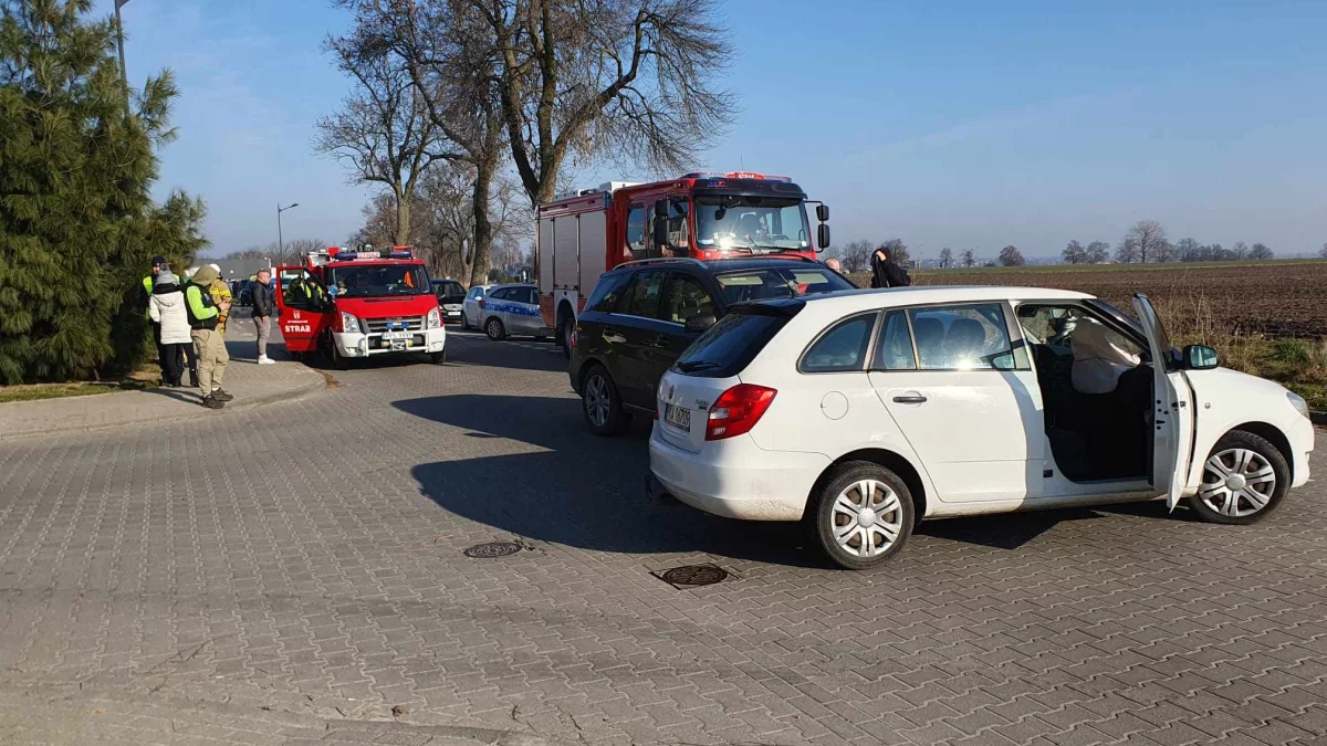 Kolizja dwóch osobówek w Kościelnej Wsi. Na miejscu pięć zastępów straży - Zdjęcie główne