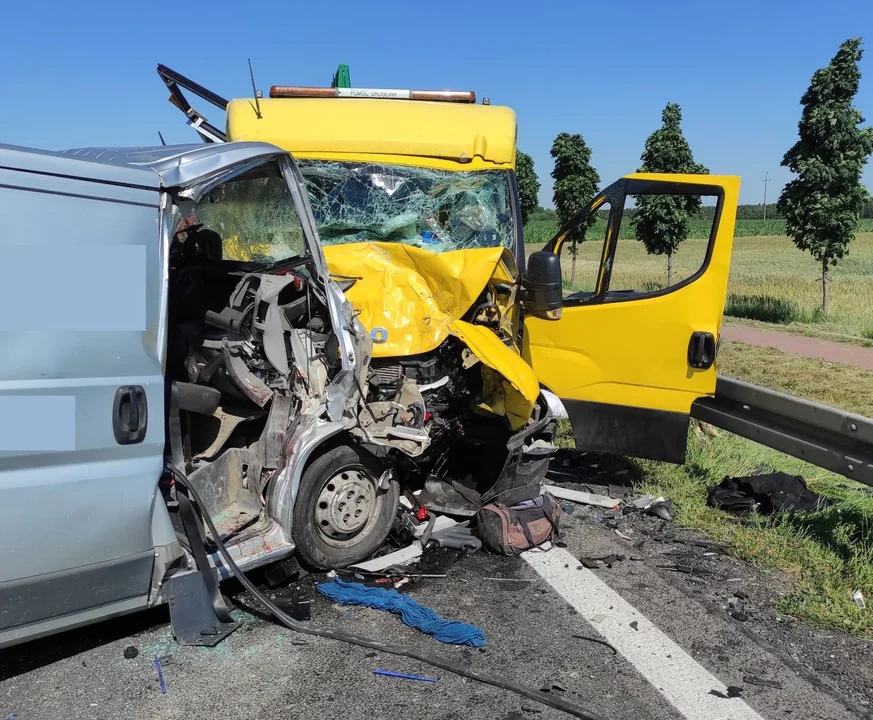 Bus zderzył się z lawetą. Jakie są przyczyny wypadku na DK 12? [ZDJĘCIA] - Zdjęcie główne