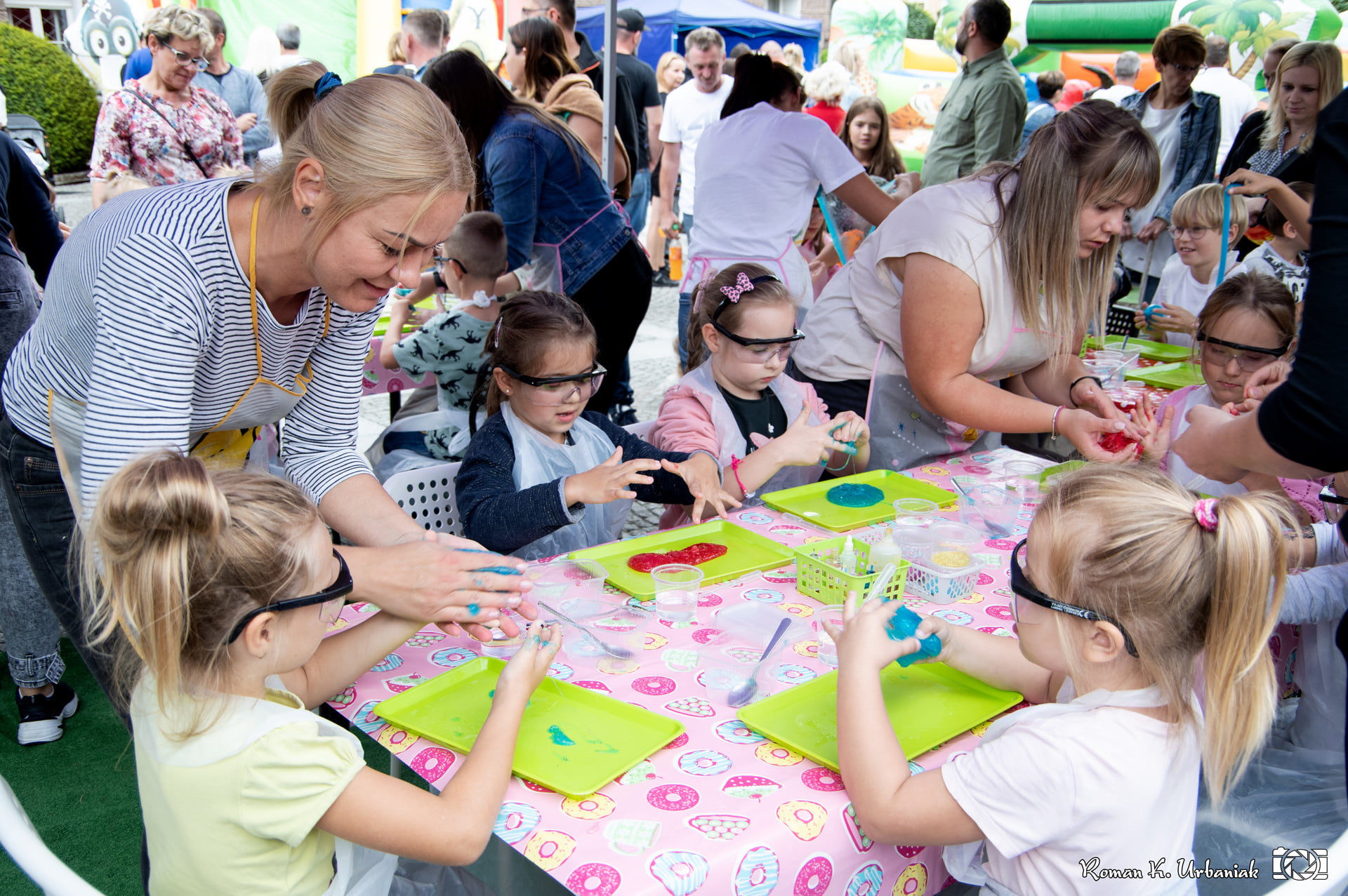 Pleszew. Warsztaty Glitter Slime na rynku