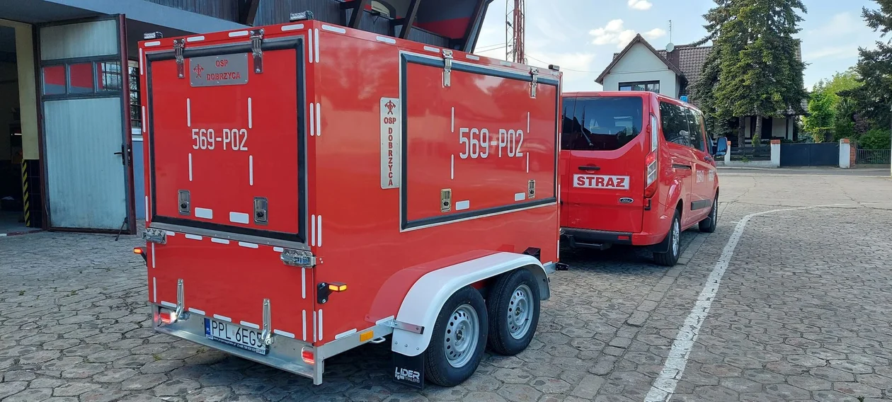 Jednostka OSP Dobrzyca wzbogaciła się niedawno o nowy sprzęt. Przyczepa pompowo - wężowa pozwoli m.in. usuwać skutki powodzi oraz wspomagać i zabezpieczać akcję strażaków podczas dużych pożarów.