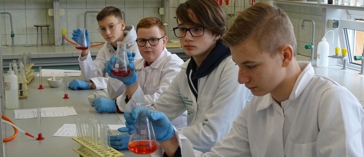 Uczniowie eksperymentowali w laboratorium! - Zdjęcie główne