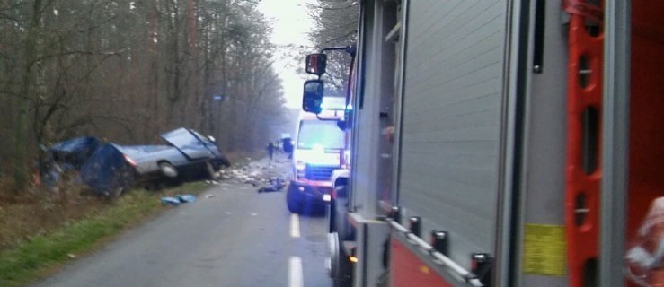 Zderzenie busa z ciężarówką. Jedna osoba nie żyje - Zdjęcie główne