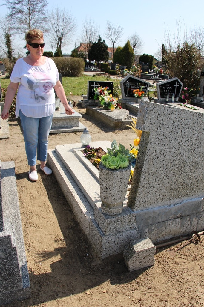 Uszkodzony pomnik - Zdjęcie główne