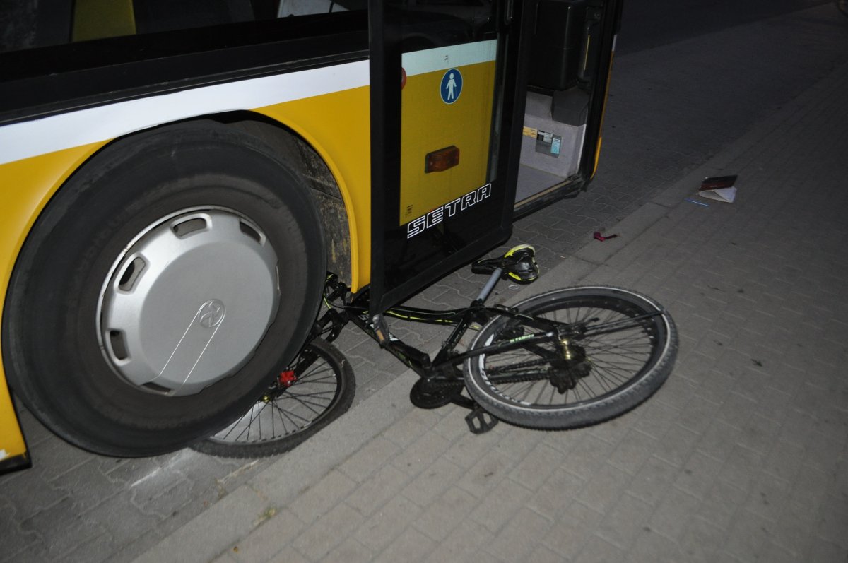 Pleszew. Szok! Pijany mężczyzna rzucił w autobus... rowerem - Zdjęcie główne