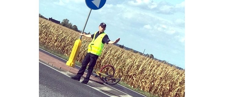 Rowerem wprost pod auto - Zdjęcie główne