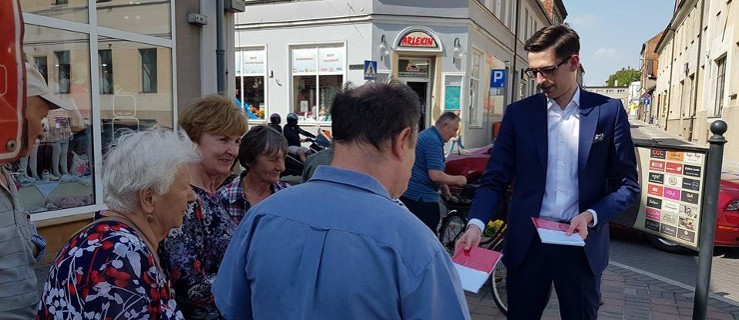 Łukasz Marciniak rozdał pleszewianom 100 flag na rynku  - Zdjęcie główne