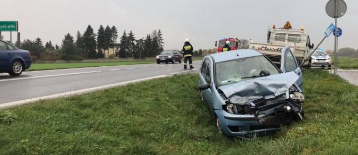 Pleszew. Wypadek na drodze krajowej. Auto w rowie - Zdjęcie główne