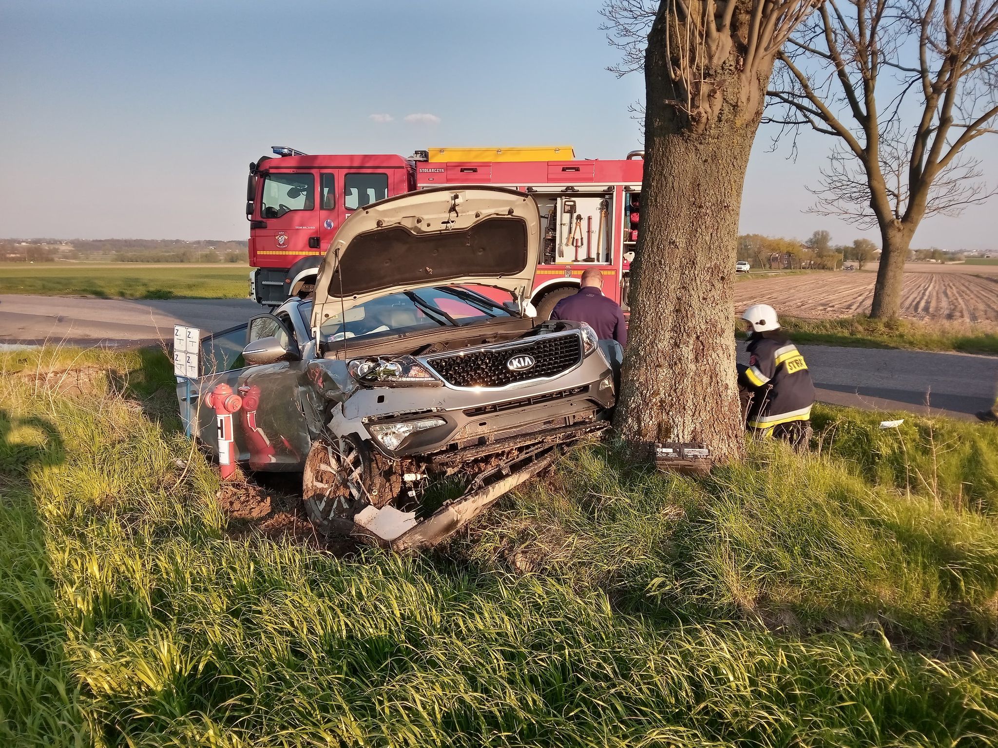 Na drodze powiatowej w gminie Gołuchów - na skrzyżowaniu z drogą Popówek-Macew-Kuchary - doszło do groźnego wypadku. Zderzyły się ze sobą kia i skoda