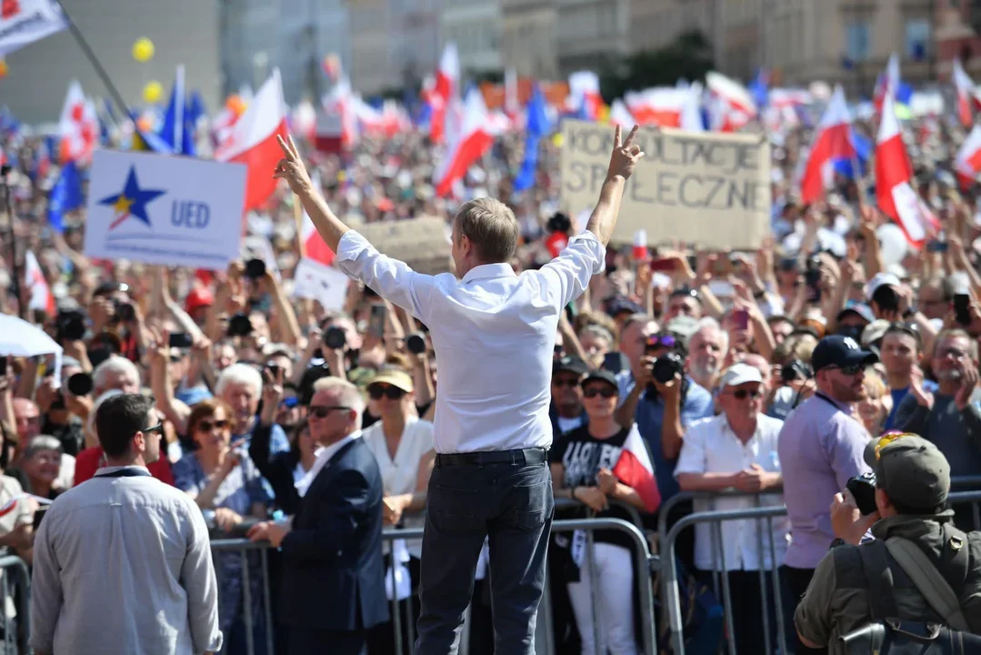 Znamy late poll. Jak przez noc zmieniły się wyniki wyborów? PiS nadal na prowadzeniu, ale z mniejsza liczą mandatów. Triumfuje opozycja - Zdjęcie główne