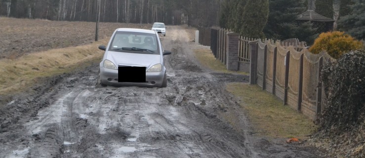 Mieszkańcy tej wsi alarmują: - Od lat topimy się w błocie! - Zdjęcie główne