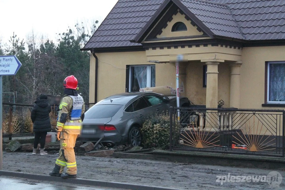 Na ul. Piaski w Pleszewie samochód osobowy wjechał w dom