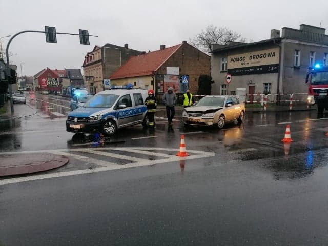 Pleszew. Auto osobowe zderzyło się z radiowozem - Zdjęcie główne