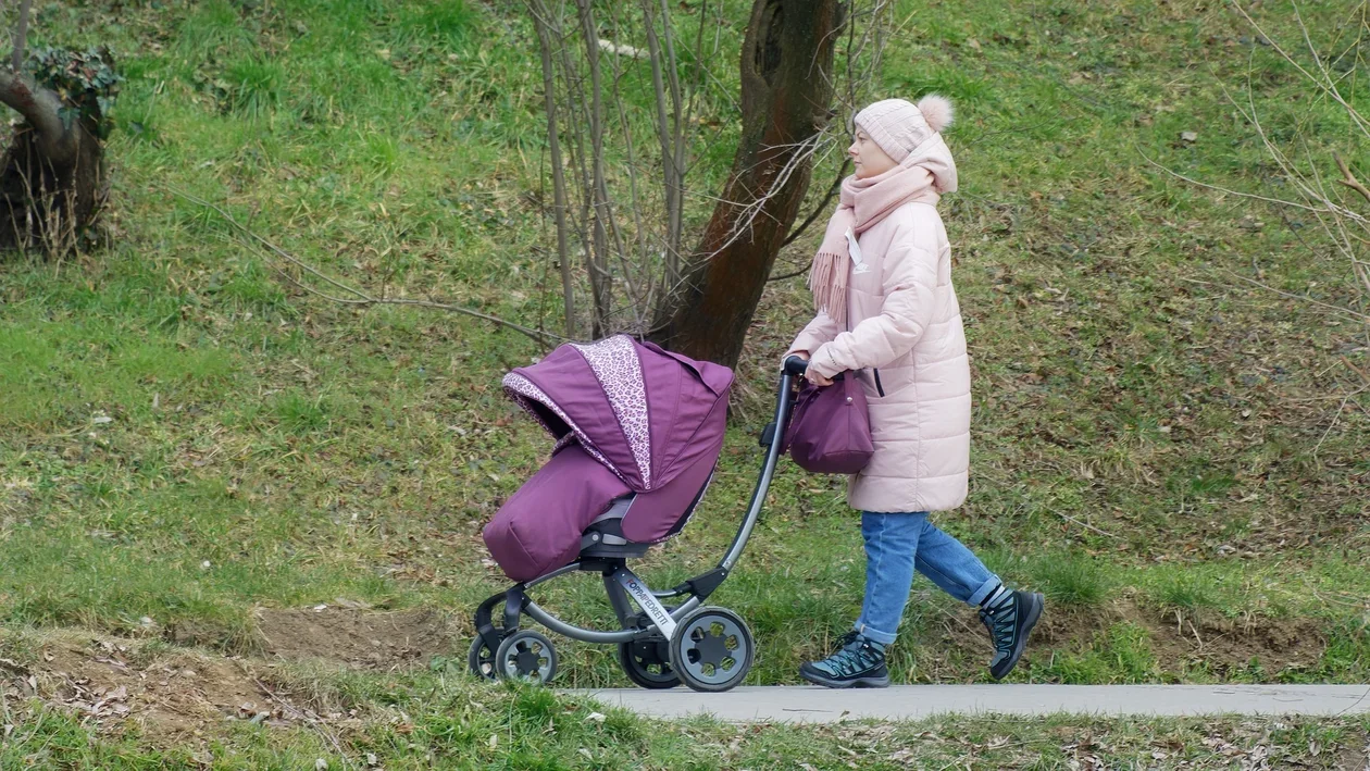 Dodatkowy urlop opiekuńczy i nacisk na umowy "na stałe". Duże zmiany w Kodeksie pracy - Zdjęcie główne