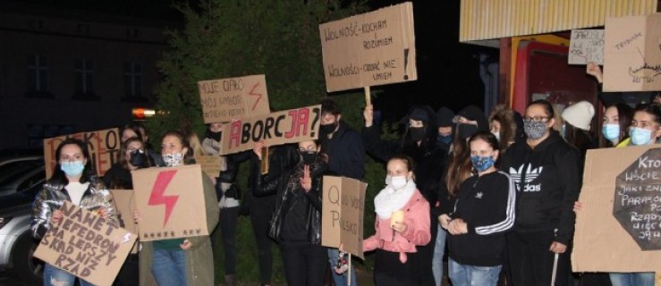 Czarny spacer w Dobrzycy. Rewolucja jest kobietą! [FOTO]  - Zdjęcie główne
