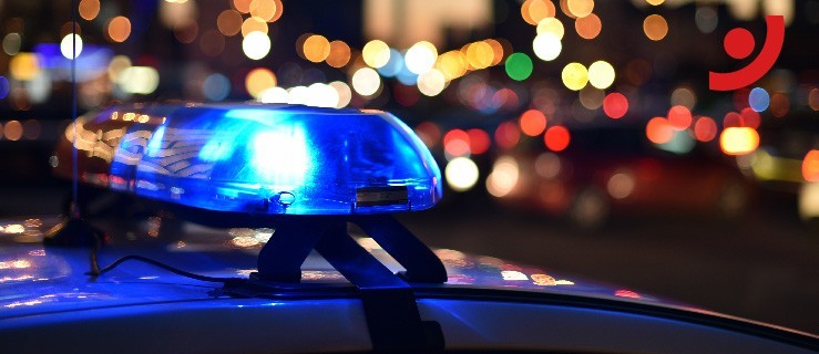 18-latek zjechał na pobocze i uderzył w drzewo - Zdjęcie główne