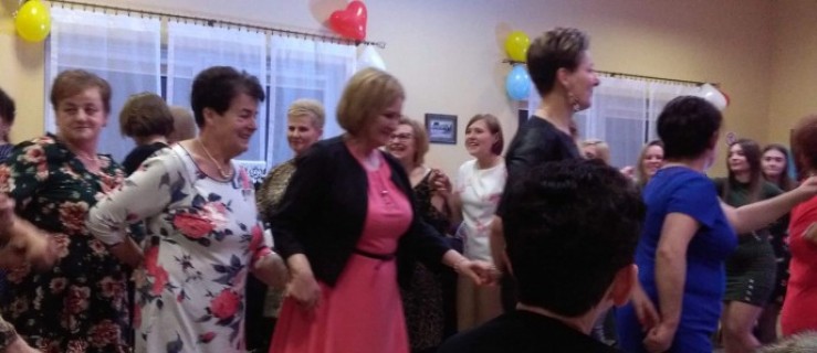 Trzebowa. Kwiaty, czekoladki i kubeczki. To był udany Dzień Kobiet! - Zdjęcie główne