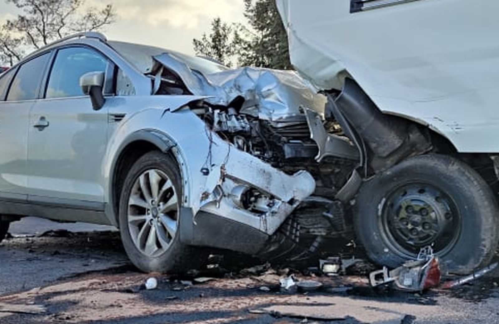 Wypadek na drodze krajowej w miejscowości Wyszki. Zderzył się bus i auto osobowe - Zdjęcie główne