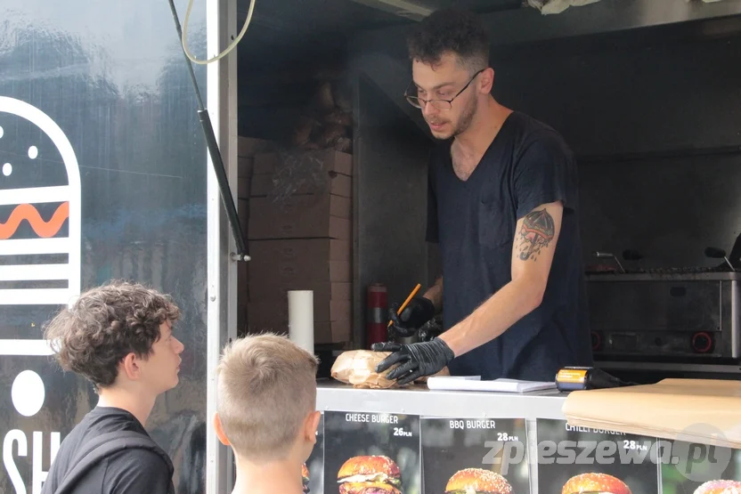 Food trucki w Pleszewie 2022. II Festiwal Smaków Food Trucków w Pleszewie