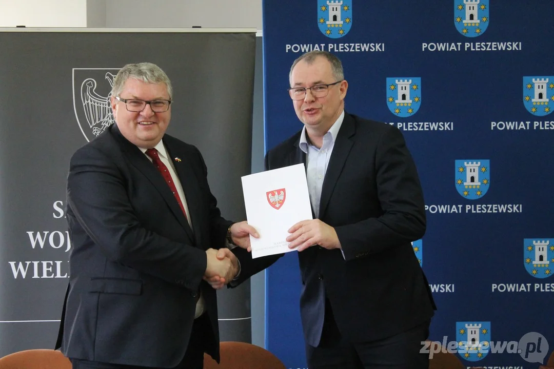 Wicemarszałek Krzysztof Grabowski przywiózł do powiatu pleszewskiego niemal milion złotych [ZDJECIA] - Zdjęcie główne