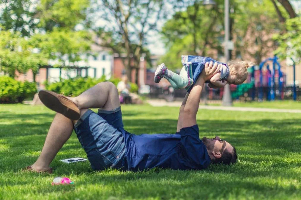 Polski tata częściej chce być z dzieckiem. Ogromny wzrost liczby ojców korzystających z urlopu rodzicielskiego - Zdjęcie główne