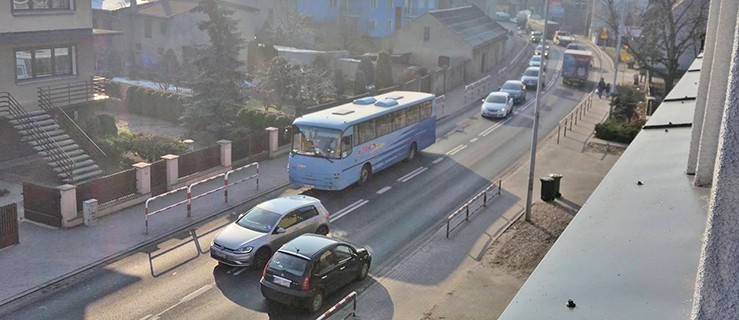 Zepsuty autobus blokuje krajówkę... - Zdjęcie główne