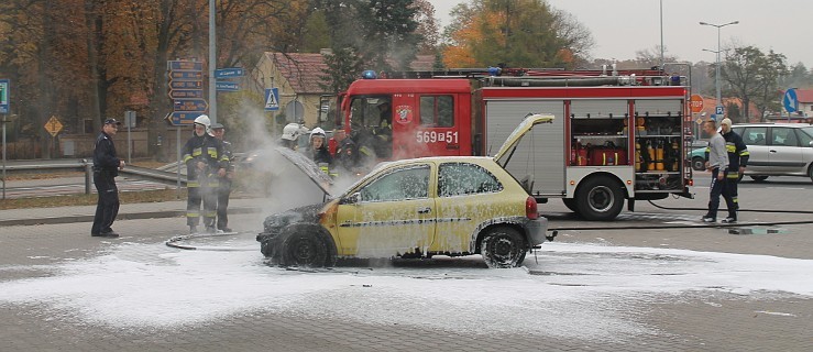 Auto paliło się na przystanku [ZDJĘCIA] - Zdjęcie główne