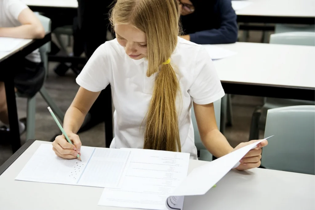 Maturzyści na start. To ważny sprawdzian przed wymarzonymi studiami. Tak wygląda egzamin dojrzałości 2023 - Zdjęcie główne