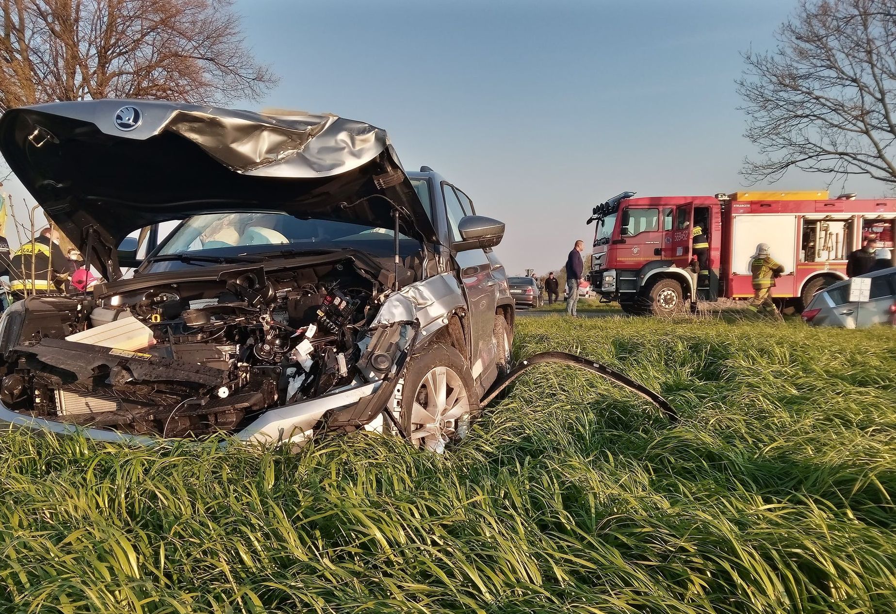 Na drodze powiatowej w gminie Gołuchów - na skrzyżowaniu z drogą Popówek-Macew-Kuchary - doszło do groźnego wypadku. Zderzyły się ze sobą kia i skoda