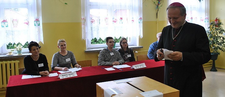 Biskup głosował w Jedlcu - Zdjęcie główne