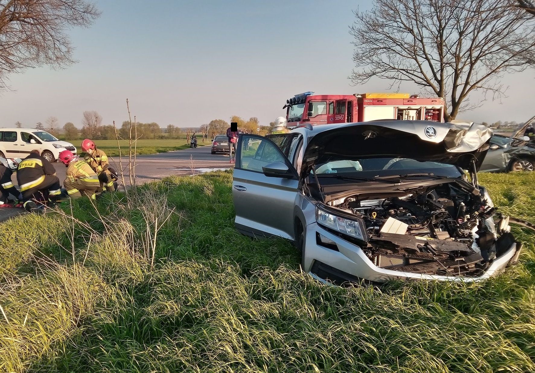 Na drodze powiatowej w gminie Gołuchów - na skrzyżowaniu z drogą Popówek-Macew-Kuchary - doszło do groźnego wypadku. Zderzyły się ze sobą kia i skoda