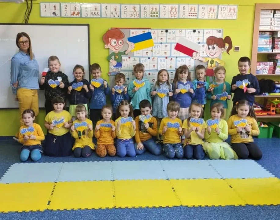 Szkoła w Czerminie w niebiesko – żółtych barwach. Solidarni z Ukrainą [ZDJĘCIA] - Zdjęcie główne