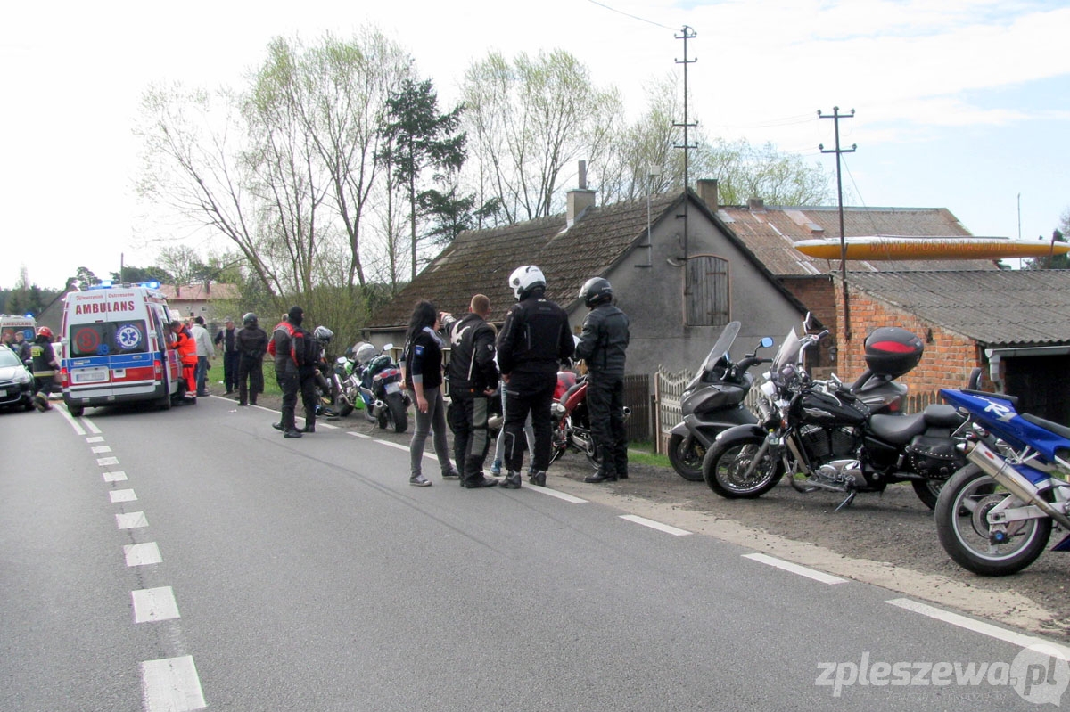 Wypadek samochodu i motocyklistów pod Ostrzeszowem - Zdjęcie główne
