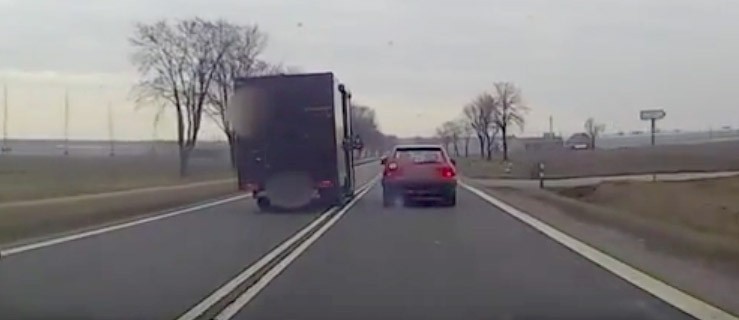 Wyprzedzał na podwójnej ciągłej, uderzył w inne auto - szalony kurier na drodze - FILM - Zdjęcie główne