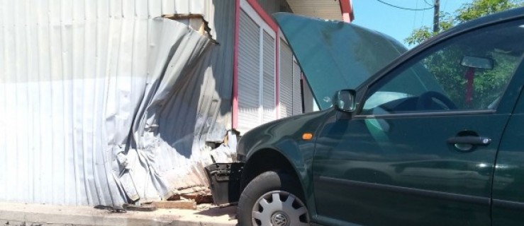 Gmina Gołuchów. Wypadek. Samochód osobowy uderzył w sklep - Zdjęcie główne