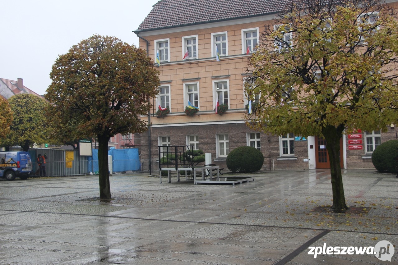 Na rynku pusto i mokro - Zdjęcie główne