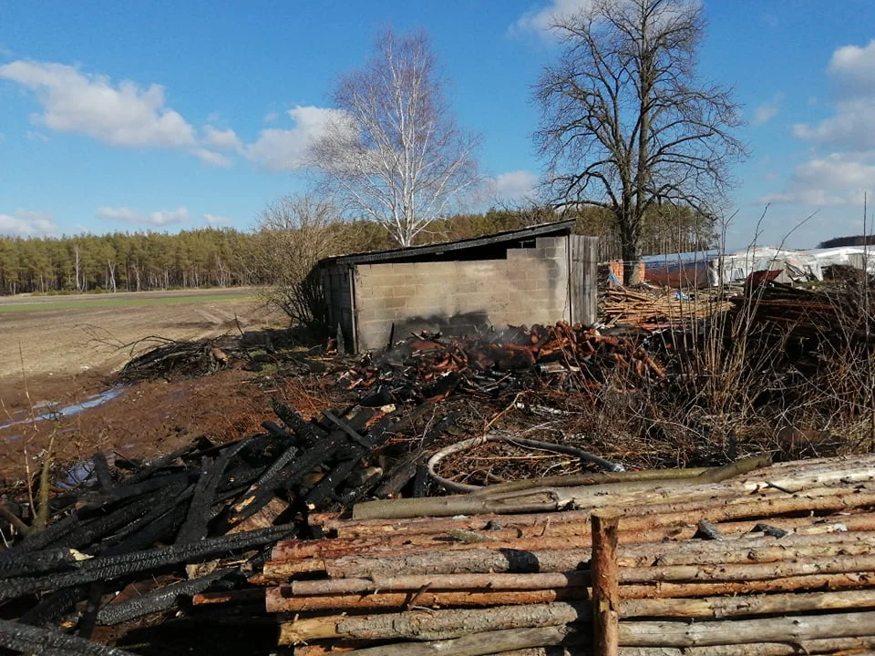 Pożar w Wierzchach. Palił się drewniany budynek